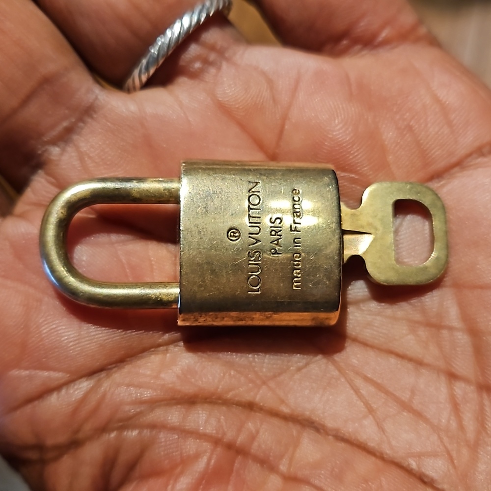 (ONE) 1 Authentic Louis Vuitton Lock & Key Set - Picture 10 of 17